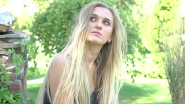 Zeitlupe Schöne Junge Frau Gegen Grün Des Sommerparks — Stockvideo