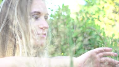 Gerçek zamanlı seksi erkek gizleme arkasında plaj şemsiye