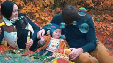 Gerçek zamanlı mutlu aile kabarcıklar üfleme