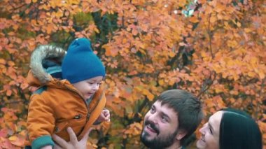 Küçük çocuk Sonbahar Park kadar ağır çekim adam atar