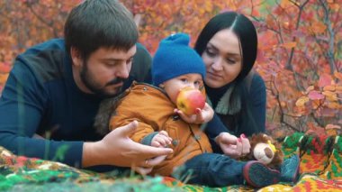 Ağır çekim mutlu aile sonbahar ormandaki