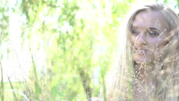 Frau Versteckt Sich Zeitlupe Hinter Blättern Sommerpark — Stockvideo