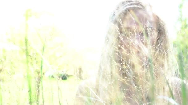 一个美丽的微笑的年轻女子缓慢的运动阳光夏天的肖像 — 图库视频影像