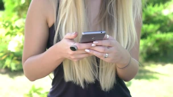 Czasie Rzeczywistym Młoda Dziewczyna Sms Zewnątrz Telefon — Wideo stockowe