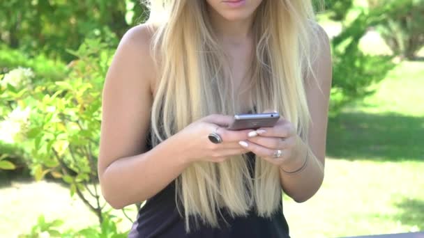 Slow Motion Young Girl Mensajes Aire Libre Teléfono — Vídeo de stock