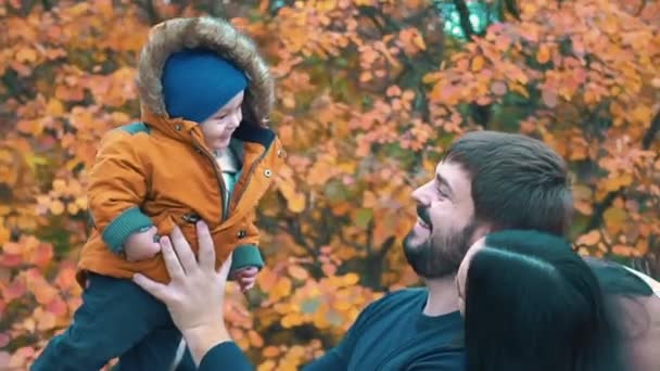 Família Jovem Tempo Real Com Crianças Pequenas Divertindo Parque Outono — Vídeo de Stock