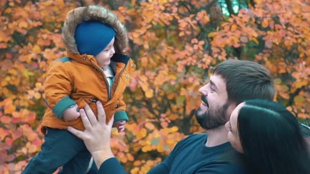 Familia Joven Cámara Lenta Jugando Con Bebé Autumn Park — Vídeos de Stock