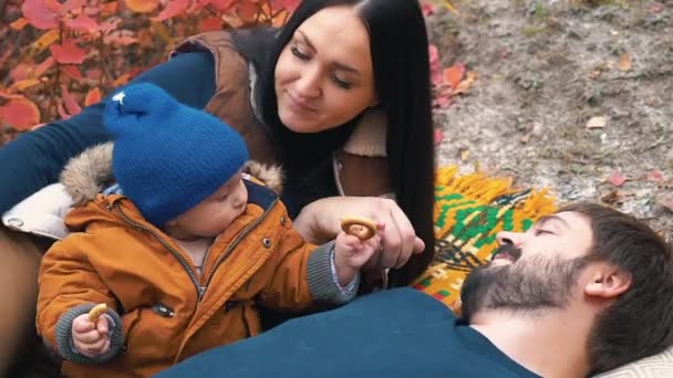 Gerçek Zamanlı Ağır Çekim Mutlu Aile Sonbahar Park — Stok video