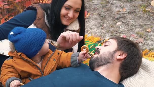 Slow Motion Happy Family Profitant Journée Automne Dans Parc — Video