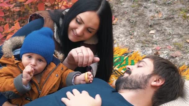 Slow Motion Famille Passer Temps Ensemble Dans Parc Automne — Video