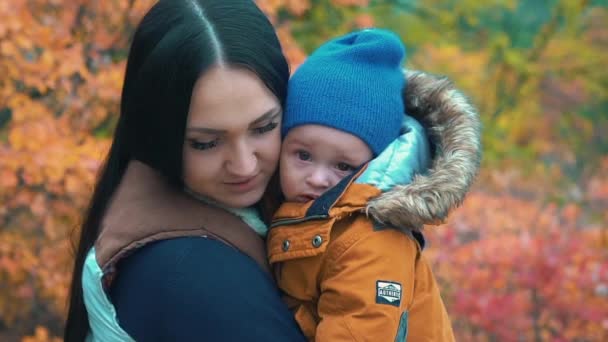 年轻的母亲有乐趣与她的儿子在秋天公园 慢动作 — 图库视频影像