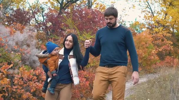 幸せな家族 母と子 秋の公園の少女 — ストック動画