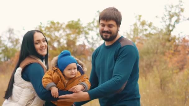 Slow Motion Una Giovane Famiglia Con Bambino Piccolo Divertimento Autunno — Video Stock