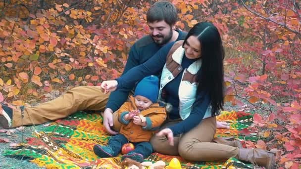 Famille Heureuse Ralenti Dans Forêt Automne — Video