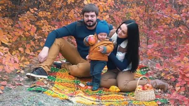 Famille Heureuse Ralenti Père Mère Enfant Petite Fille Autumn Park — Video