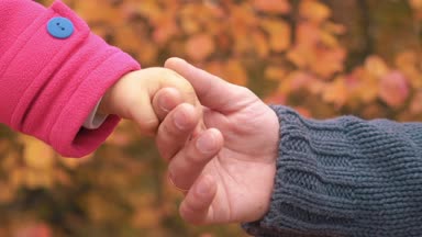 Ağır çekim bebek ve babası eller