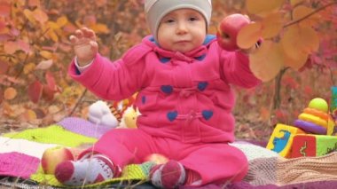 Ağır çekim küçük kız yeme elma Sonbahar Park