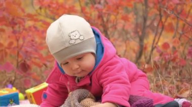 Yavaş hareket Apple yakın çekim ile oynayan küçük çocuk