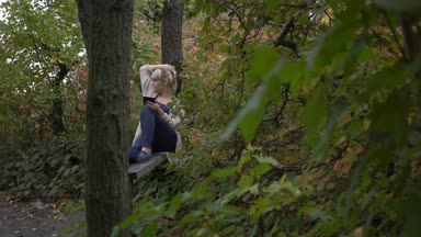 4 k gerçek zamanlı genç kadın güzel sonbahar park Tablet bilgisayar ile