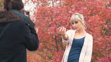 Ağır çekim utumn Photoshoot. Güzel kız Model kamera için poz