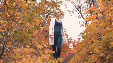 Ağır çekim güzel kız parkta sonbahar geldi