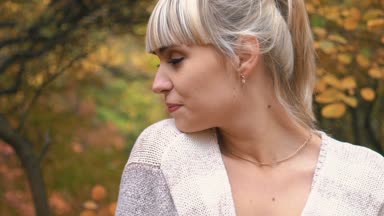 Gerçek zamanlı sonbahar Park'ta yürüyordunuz kadın portre