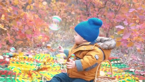 Bebé Dos Años Tiempo Real Jugando Parque Con Burbujas Jabón — Vídeo de stock