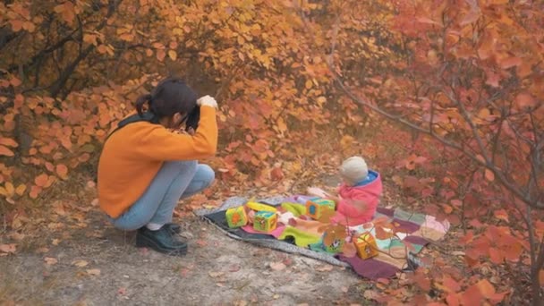 Fotografia Mulher Fotógrafa Freelancer Parque Outono — Vídeo de Stock