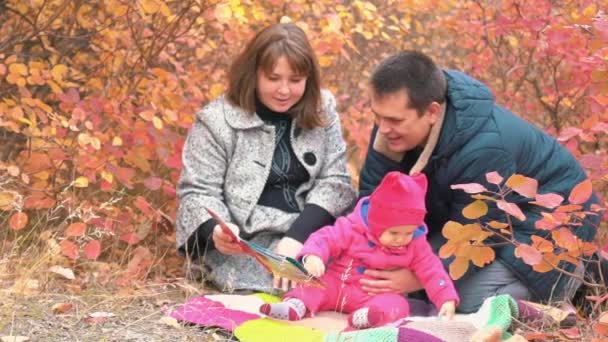 Familia Feliz Cámara Lenta Otoño Park — Vídeos de Stock