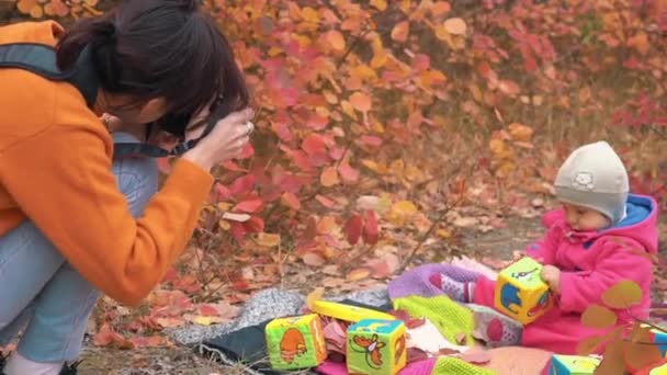 Fotografía Mujer Fotógrafa Freelancer Tiempo Real Autumn Park — Vídeos de Stock