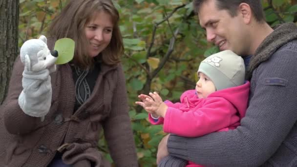 Man Woman Little Girl Throws Leafs Autumn Park — Stock Video