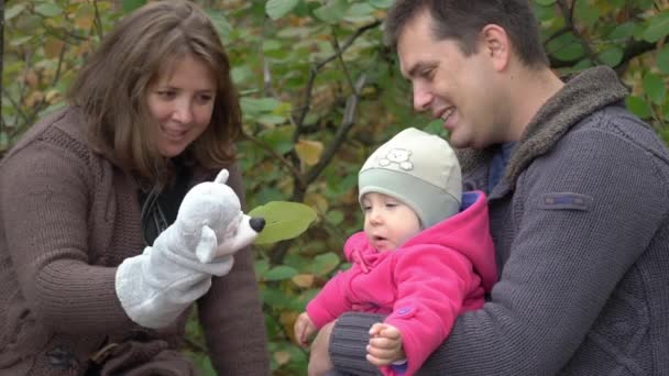 Slow Motion Ung Familj Med Ett Litet Barn Roligt Höst — Stockvideo