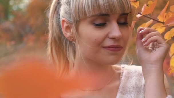 Ağır Çekim Genç Neşeli Kadın Portre Sonbahar Renkli Park — Stok video