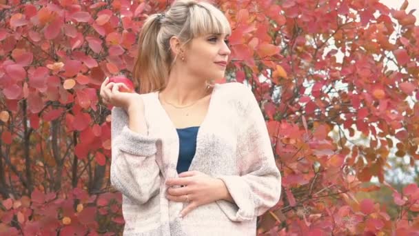 Portrait Ralenti Une Jeune Belle Femme Jouissant Automne Dans Parc — Video