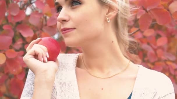 Slow Motion Dziewczyna Apple Owoców Portret Dziewczyny Autumn Park — Wideo stockowe