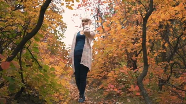 Mujer Cámara Lenta Caminando Parque Otoño — Vídeos de Stock