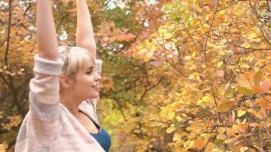 Ağır çekim mutlu kadın fırlatma sonbahar yaprakları