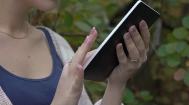 Ağır çekim Kadın sonbahar parkta eğleniyor