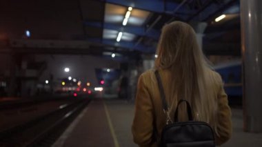 4k kadına Tren İstasyonu bekleyen