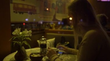 4k güzel kız uygulaması üzerinde kullanarak telefon içme kahve