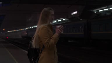 Bir tren bekliyorsun yavaş