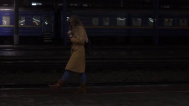 Ağır çekim Kadın Tren İstasyonu Tren bekliyorsun