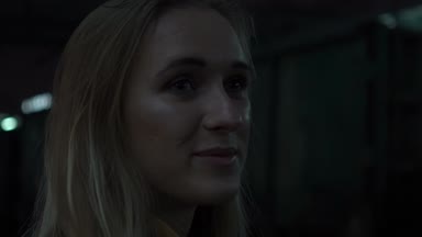 Ağır çekim mutlu kadın standları yakınındaki tren istasyonu şehir, korkuluk