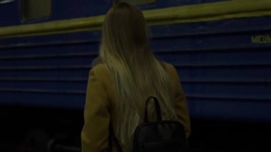 Ağır çekim çekici genç kadın bir tren istasyonunda
