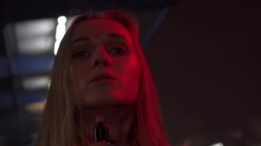 Ağız kadın duman E-sigara duman ile yakından hareket yavaş