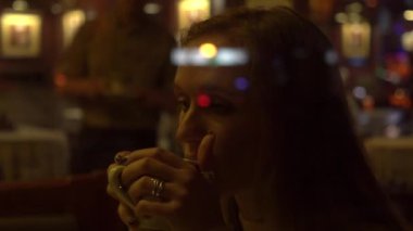 Bir Cafe Çay içme ağır çekim güzel genç kız