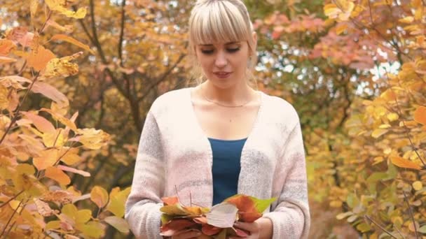 Αργή Κίνηση Ευτυχισμένη Γυναίκα Ρίχνει Φύλλα Φθινόπωρο — Αρχείο Βίντεο