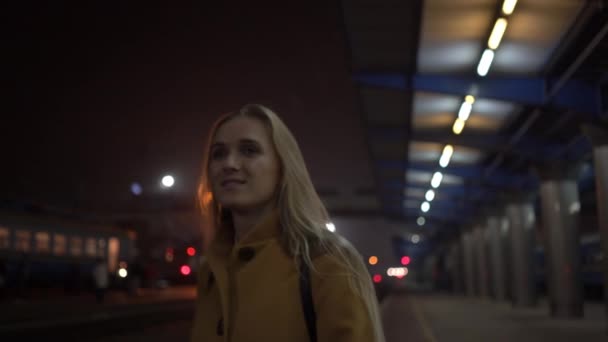 Lány Vasútállomáson — Stock videók