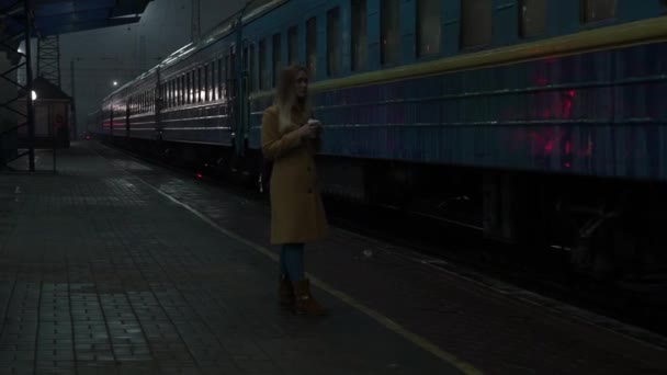 Mujer Rubia Joven Tiempo Real Espera Estación Tren Relojes Tren — Vídeos de Stock