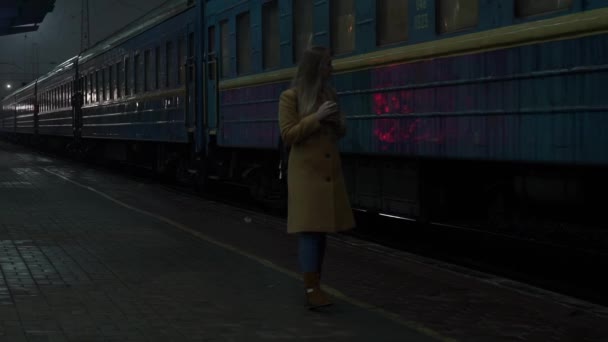 Αργή Κίνηση Όμορφη Ξανθιά Περιμένει Στο Σιδηροδρομικό Σταθμό — Αρχείο Βίντεο